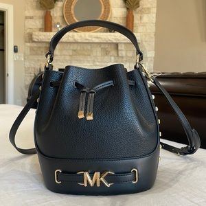 MK MD BELTED BUCKET MESSENGER BAG
